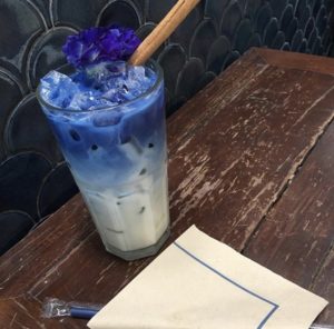 インスタ映え バンコクの青い飲み物のカフェ ブルーホエールカフェ をご紹介 セカイノーリッジ